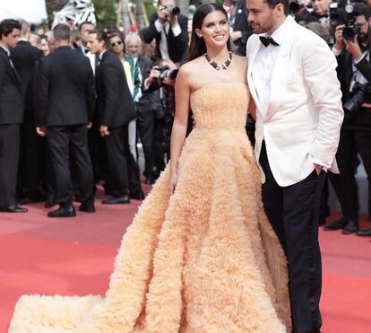 Sara Sampaio apaixonada na passadeira vermelha de Cannes