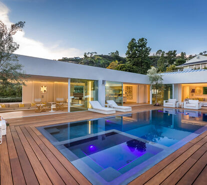 Estái interessado em comprar? Esta é a mansão de 'solteiro' assombrosa de Orlando Bloom