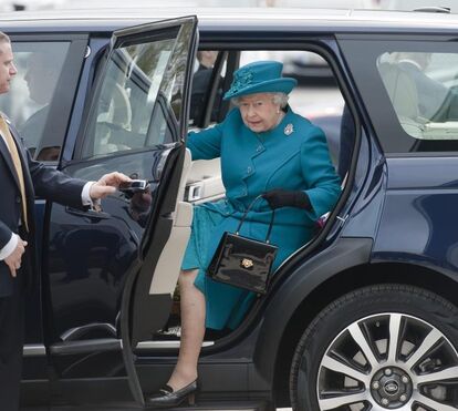 Rainha Isabel II em perigo. Funcionário do palácio de Buckingham testa positivo para covid-19