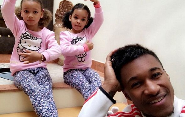 Yannick Djaló com as filhas.