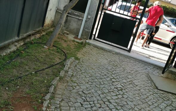 Yannick Djaló à porta da escola das filhas