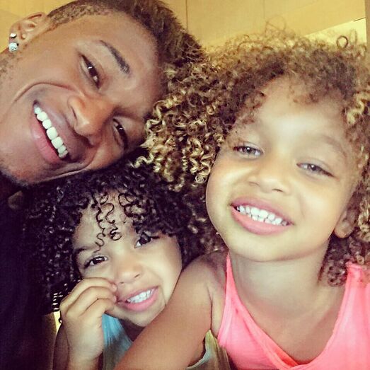 Yannick Djaló com as filhas.