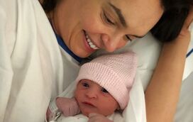 Melânia Gomes mostra rosto da primeira filha