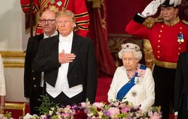 Trump quebra protocolo e toca em Isabel II depois de lhe chamar "uma grande mulher" em jantar de Estado