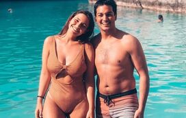 Que inveja! Madalena Moniz namora na Grécia e exibe curvas sensuais nas praias paradisíacas