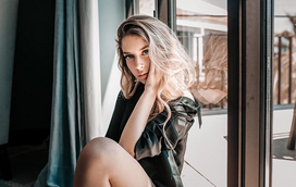 De menina a mulher! Filha de Tony Carreira mostra as curvas com maiô sexy
