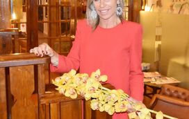 Mulher de Jesualdo Ferreira, Zulmira Ferreira, junta amigos em festa aniversário animada