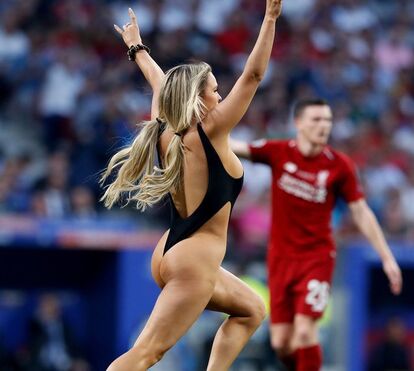 Quem é afinal a modelo russa que invadiu o jogo da Liga dos Campeões, em Madrid?