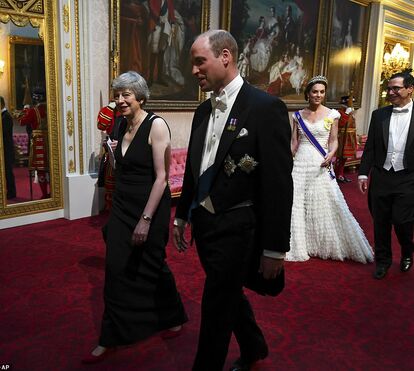 Trump quebra protocolo e toca em Isabel II depois de lhe chamar 'uma grande mulher' em jantar de Estado