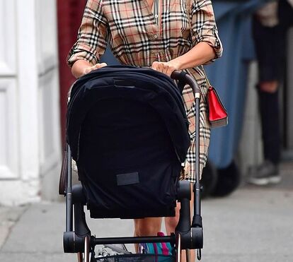 Após separação! Irina Shayk e a filha vestidas de igual numa ida ao parque infantil