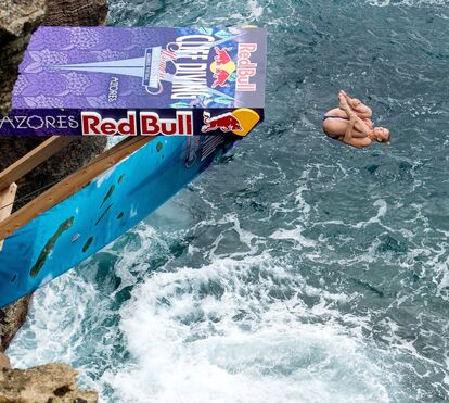 As imagens dos saltos para a água nos Açores que estão a dar que falar