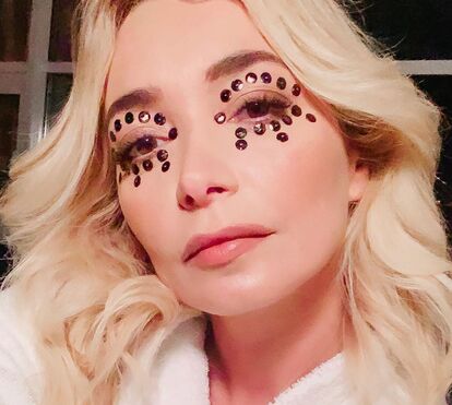 Que loucura de festa! Beijos na boca, famosos e muita diversão na festa selvagem de Carolina Loureiro