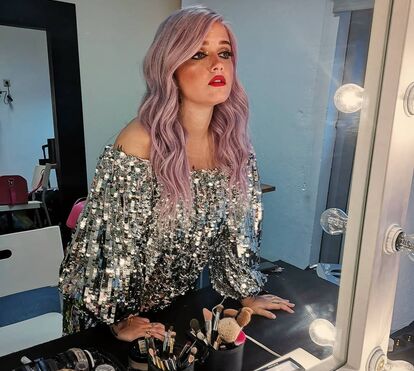 De peruca cor-de-rosa, Carolina Deslandes surpreende os fãs