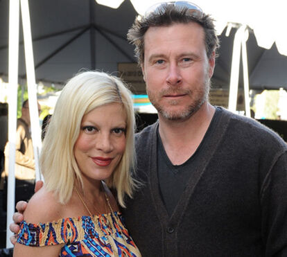 Atriz ex-milionária Tori Spelling deixa mansão de luxo e vive em autocaravana com os filhos após divórcio provocado por vício em sexo