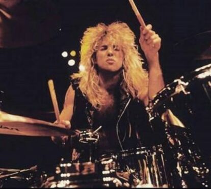 Bizarro: ex-baterista dos Guns N' Roses esfaqueia-se a si próprio na barriga e vai para o hospital de urgência