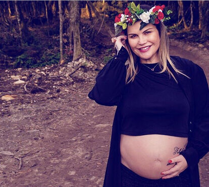 Um dia após o parto normal, Katia Aveiro já está em casa com Valentina e mostra foto adorável da bebé