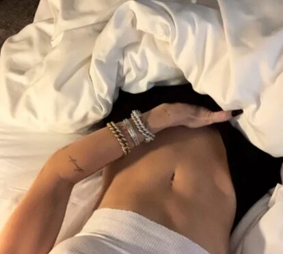 Surpresa! Miley Cyrus surge nos MTV VMA com tatuagem sobre a separação de Liam Hemsworth