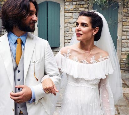 Sinos voltaram a tocar no Mónaco! O casamento pela igreja de Charlotte Casiraghi e Dimitri Rassam 