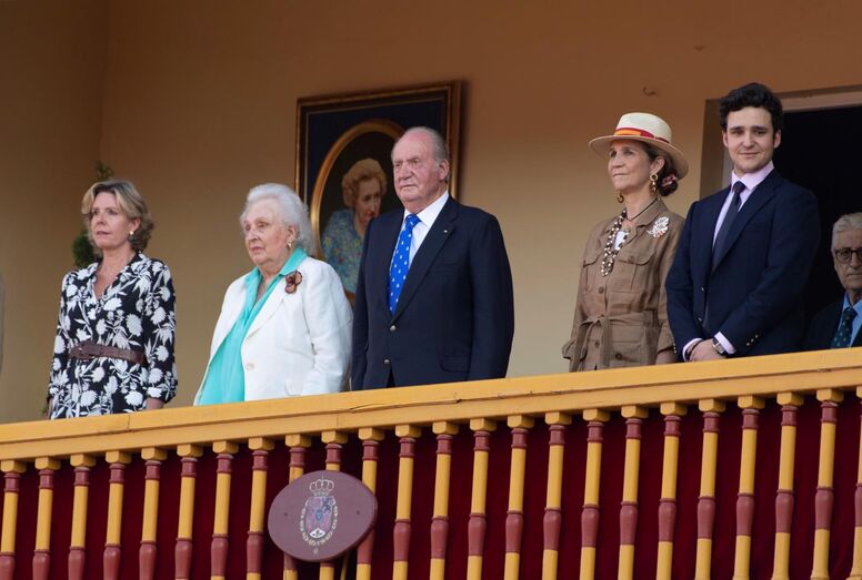 Dom Juan Carlos, Infanta Pilar de Bourbon, Infanta Elena 