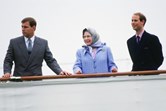 Príncipe André, Sarah Ferguson e Isabel II