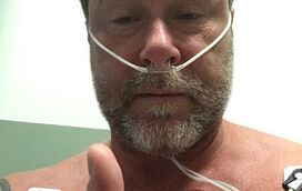 Susto! Marido de Tori Spelling é internado com pneumonia e suspeita de meningite