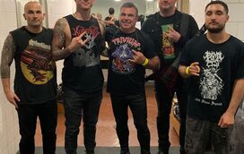 Nem os fãs de heavy metal resistem e cantam "toda noite" com Toy