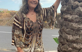 Aos 64 anos, Dolores Aveiro posa de fato de banho e recebe piropos: "Que brasa!"