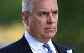 Ostracizado por tudo e todos, príncipe André vai seguir os passos de Juan Carlos graças à generosidade de um amigo multimilionário