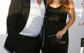 Ex-mulher de Charlie Sheen apanhada a "vaguear" pelas ruas com "tantas drogas que parecia 'Scarface'"