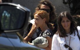 Sofrimento. Margarida Vila-Nova apoia-se nos amigos durante o funeral do pai, o produtor Pedro Martins