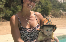 Cláudia Vieira de férias em Formentera com a família e amigos