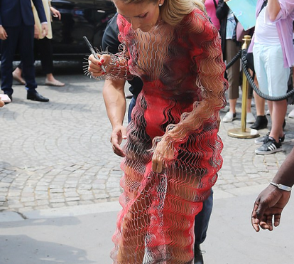 Cada vez mais magra! Céline Dion aparece em público com vestido revelador