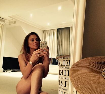Nua em frente ao espelho! Foi assim que Lindsay Lohan comemorou o seu aniversário