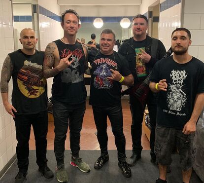 Nem os fãs de heavy metal resistem e cantam 'toda noite' com Toy