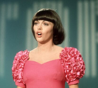 Recorda-se de  Mireille Mathieu? Arredada dos palcos, enfrenta agora uma doença grave