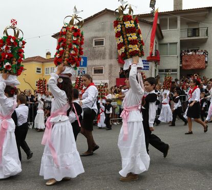 Duque de Bragança diverte-se na Festa dos Tabuleiros em Tomar 
