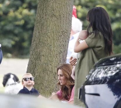 Pazes feitas para 'inglês ver'. Meghan Markle e Kate Middleton levam filhos a assistir a jogo de pólo com William e Harry