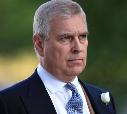 Ostracizado por tudo e todos, príncipe André vai seguir os passos de Juan Carlos graças à generosidade de um amigo multimilionário