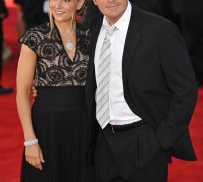 Ex-mulher de Charlie Sheen apanhada a 'vaguear' pelas ruas com 'tantas drogas que parecia 'Scarface''