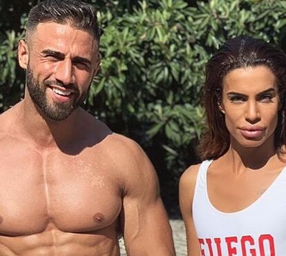 Escaldante! Carlos Costa envolvido com bailarino espanhol numa festa de muito pouca roupa