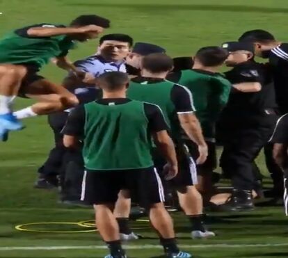 Insólito! Adepto invade treino da Juventus e Cristiano Ronaldo saltou para cima de um segurança