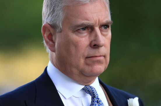 Príncipe André, Sarah Ferguson e Isabel II