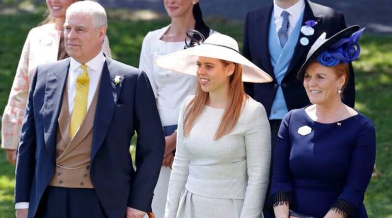 Príncipe André, Sarah Ferguson e Isabel II