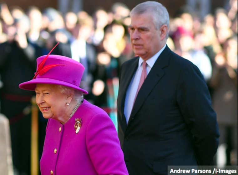 Príncipe André, Sarah Ferguson e Isabel II