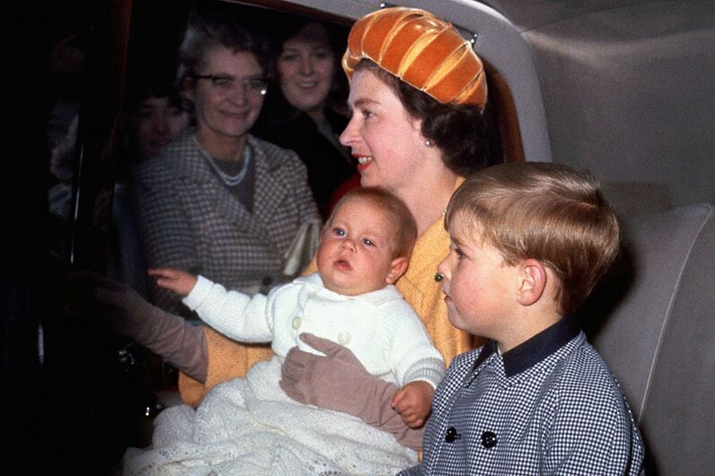 Príncipe André, Sarah Ferguson e Isabel II