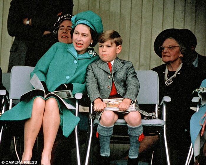 Príncipe André, Sarah Ferguson e Isabel II