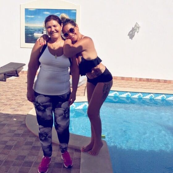 Dolores Aveiro na piscina