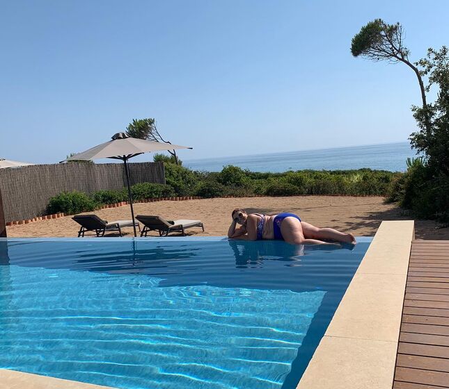 Dolores Aveiro na piscina