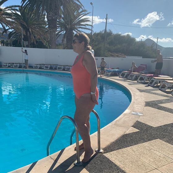 Dolores Aveiro na piscina