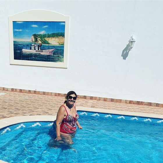 Dolores Aveiro na piscina